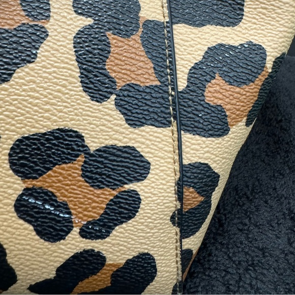 Coach Medium Handbag - Picture 5 of 11